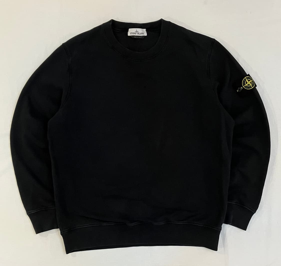 22FW 스톤아일랜드 와펜 크루넥 맨투맨 블랙 상품이미지1