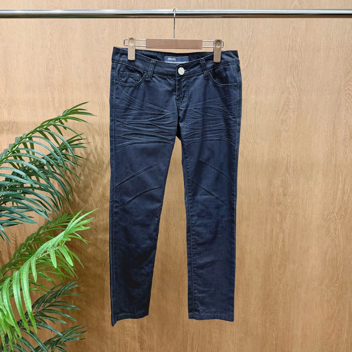 장폴고티에 데님 팬츠 백포켓 화이트 로고 패치 세미 워싱 디테일 흑청 상품이미지1