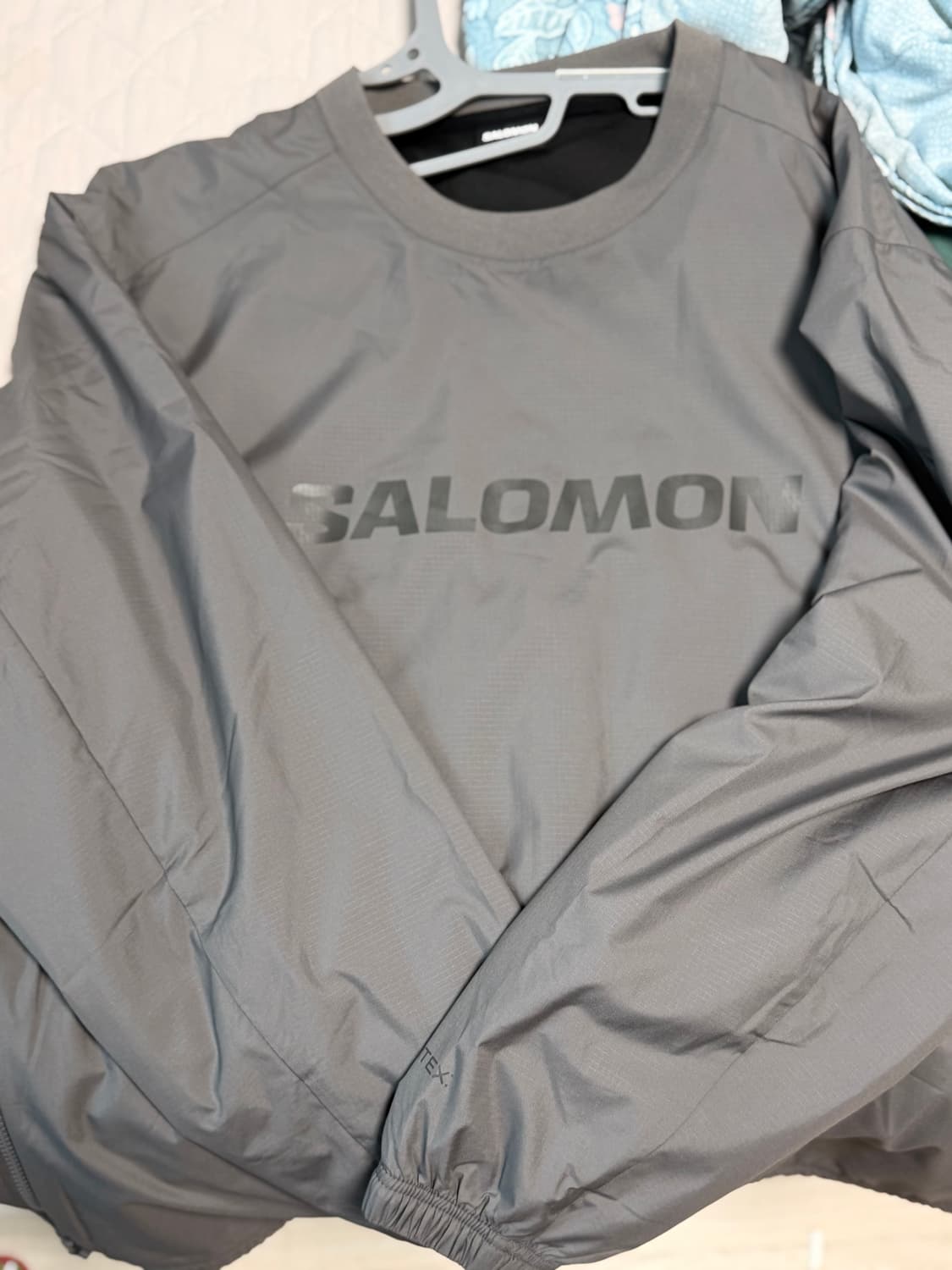 살로몬 풀오버 판매합니다 상품이미지1
