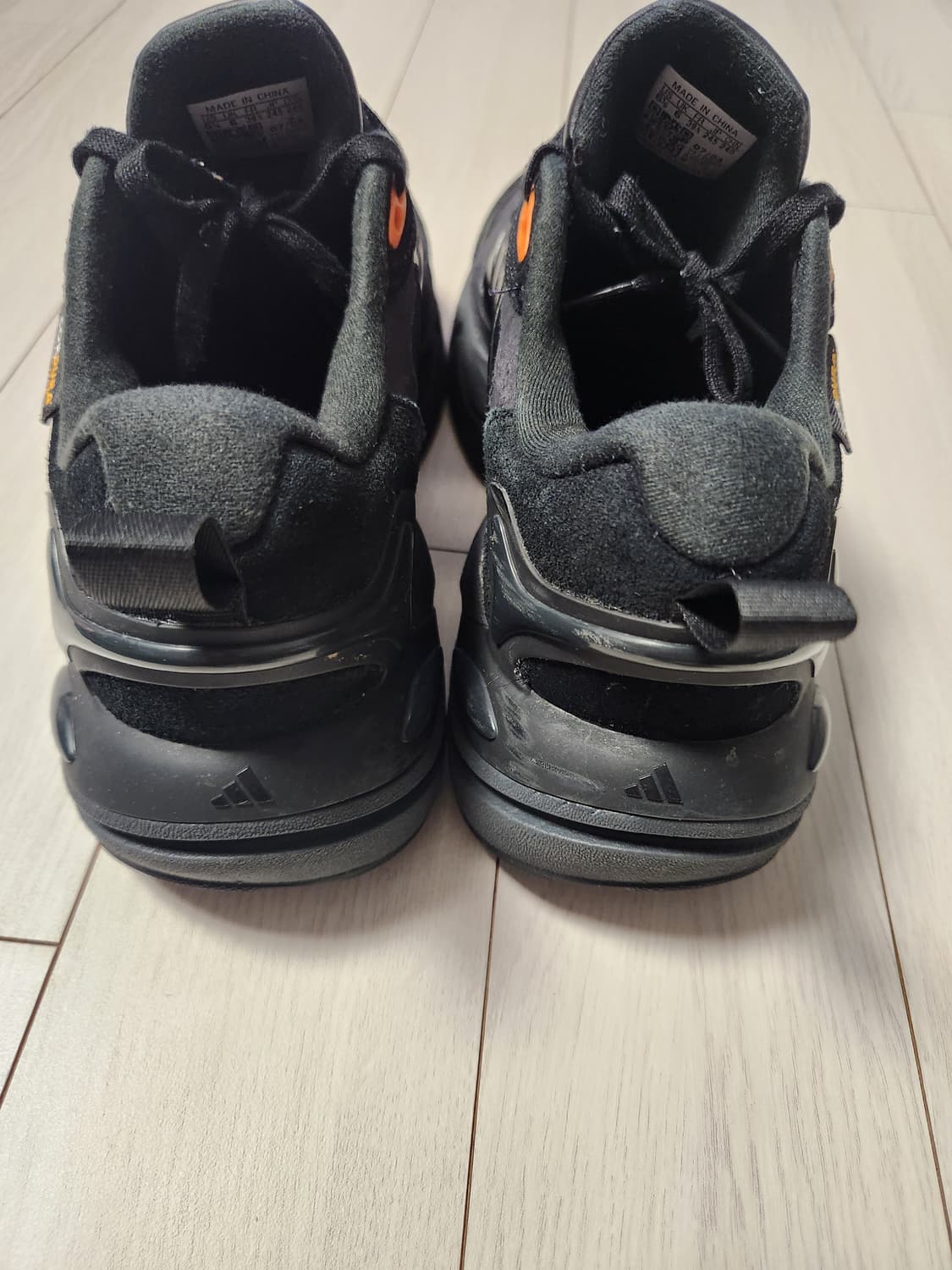 아디다스 운동화 클라이마웜 카본 코어 블랙 러닝화 사이즈245

스웨이드 상품이미지4