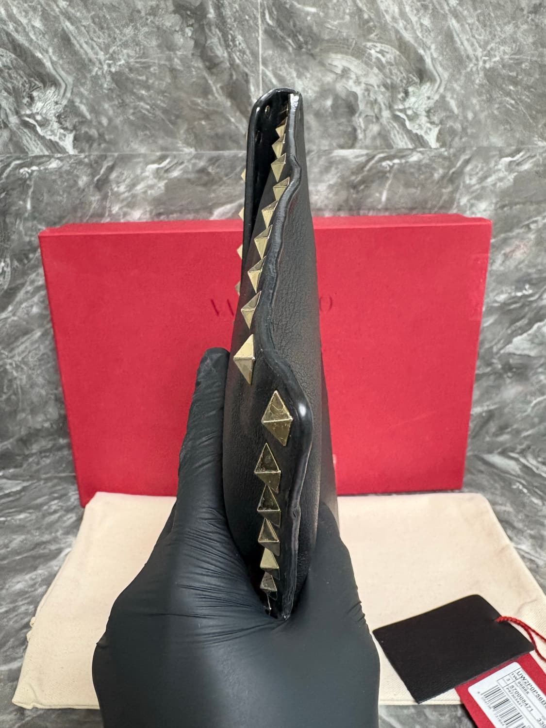 발렌티노 락스터드 카프스킨 엔벨로프 클러치 상품이미지8