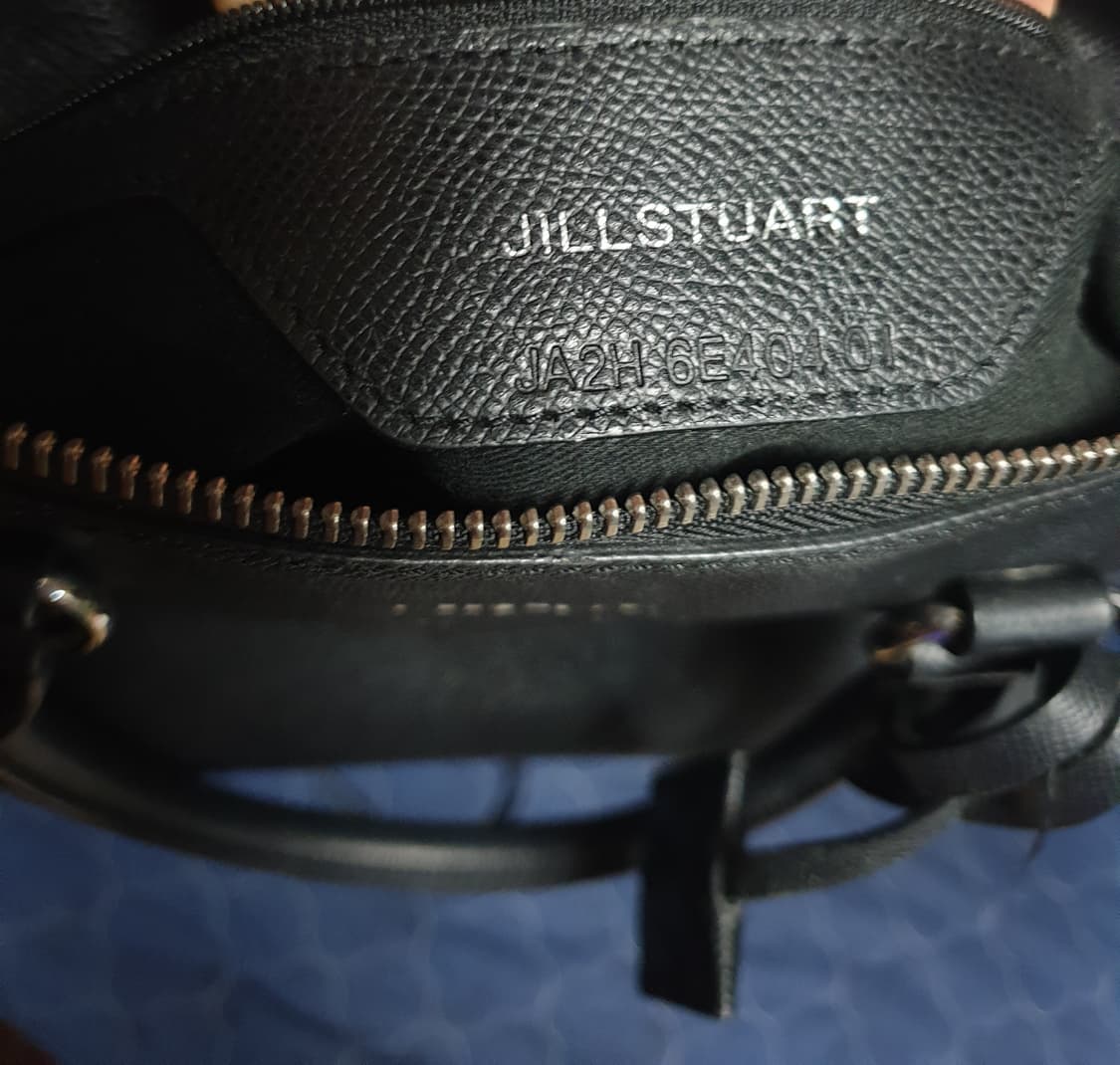 질스튜어트 미니참 레더 도트겸 크로스백 블랙 상품이미지3