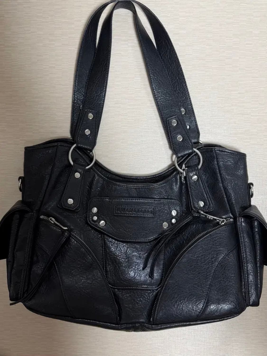 이우카마카라스 스터드 가죽 숄더백 Studded Leather 상품이미지1