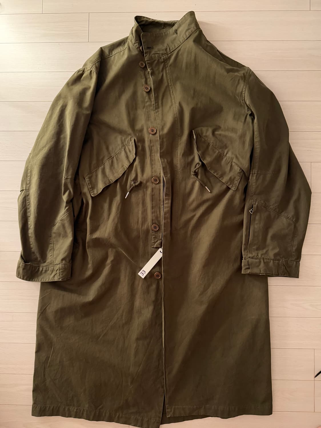 누마레 이이 EE 가먼트 다잉 커브드 피쉬테일 코트 카키 상품이미지1