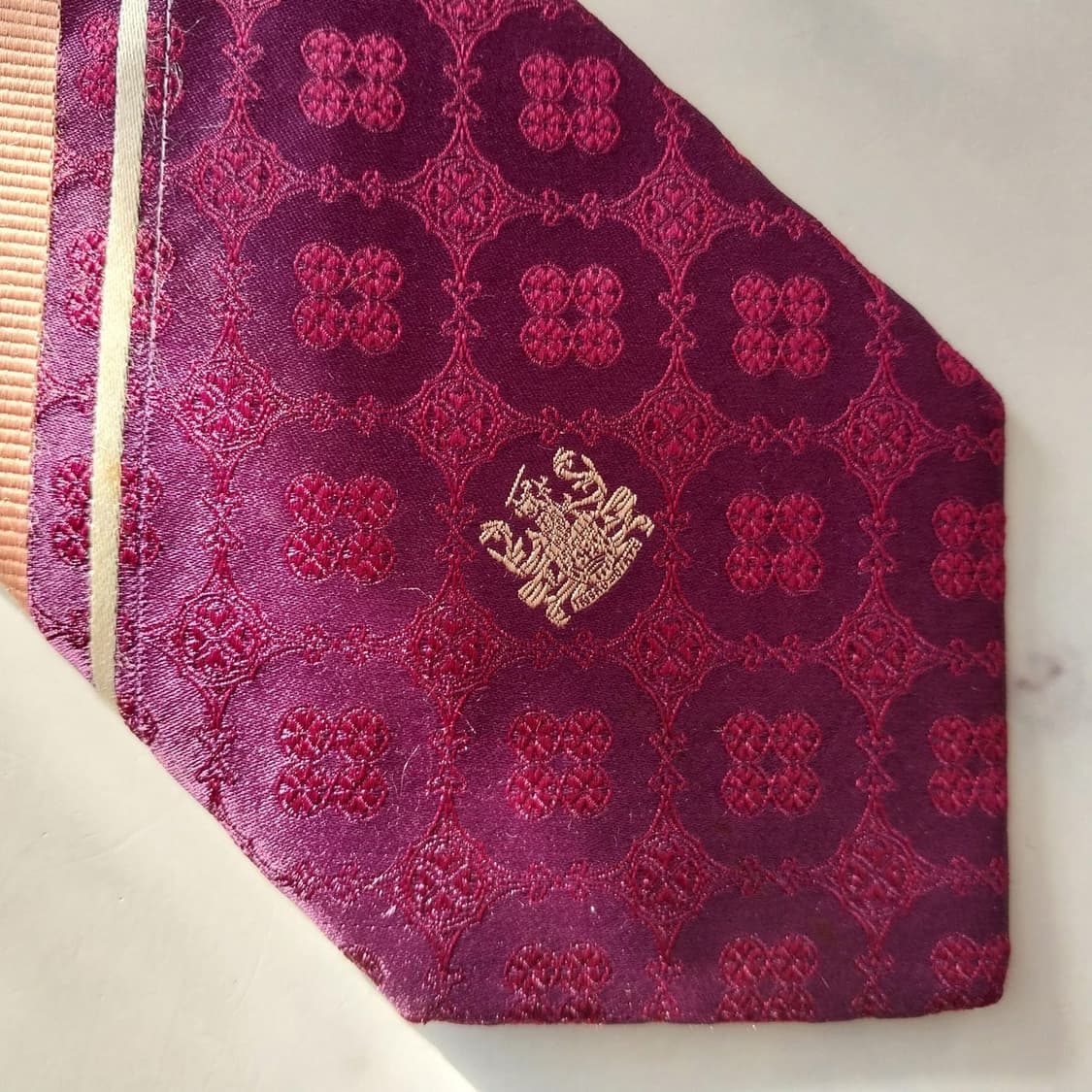 아쿠아스큐텀 실크 스트라이프&엠블럼 넥타이 9cm A+등급 K1539
 상품이미지8