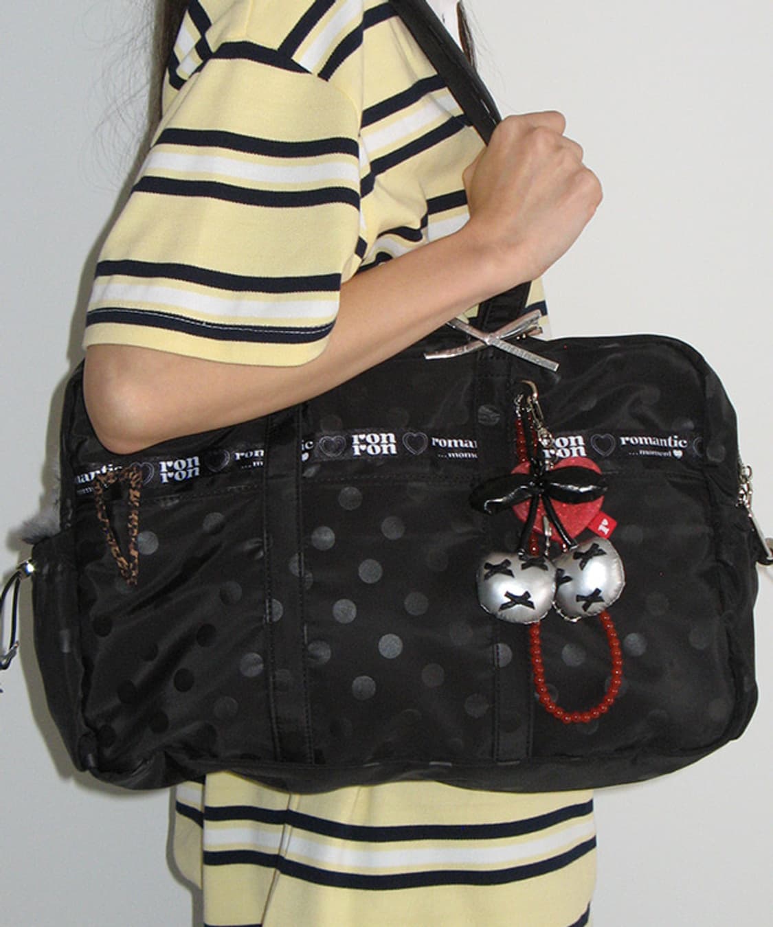 론론 미니멀 슬라우치 더플백 블랙도트 상품이미지1