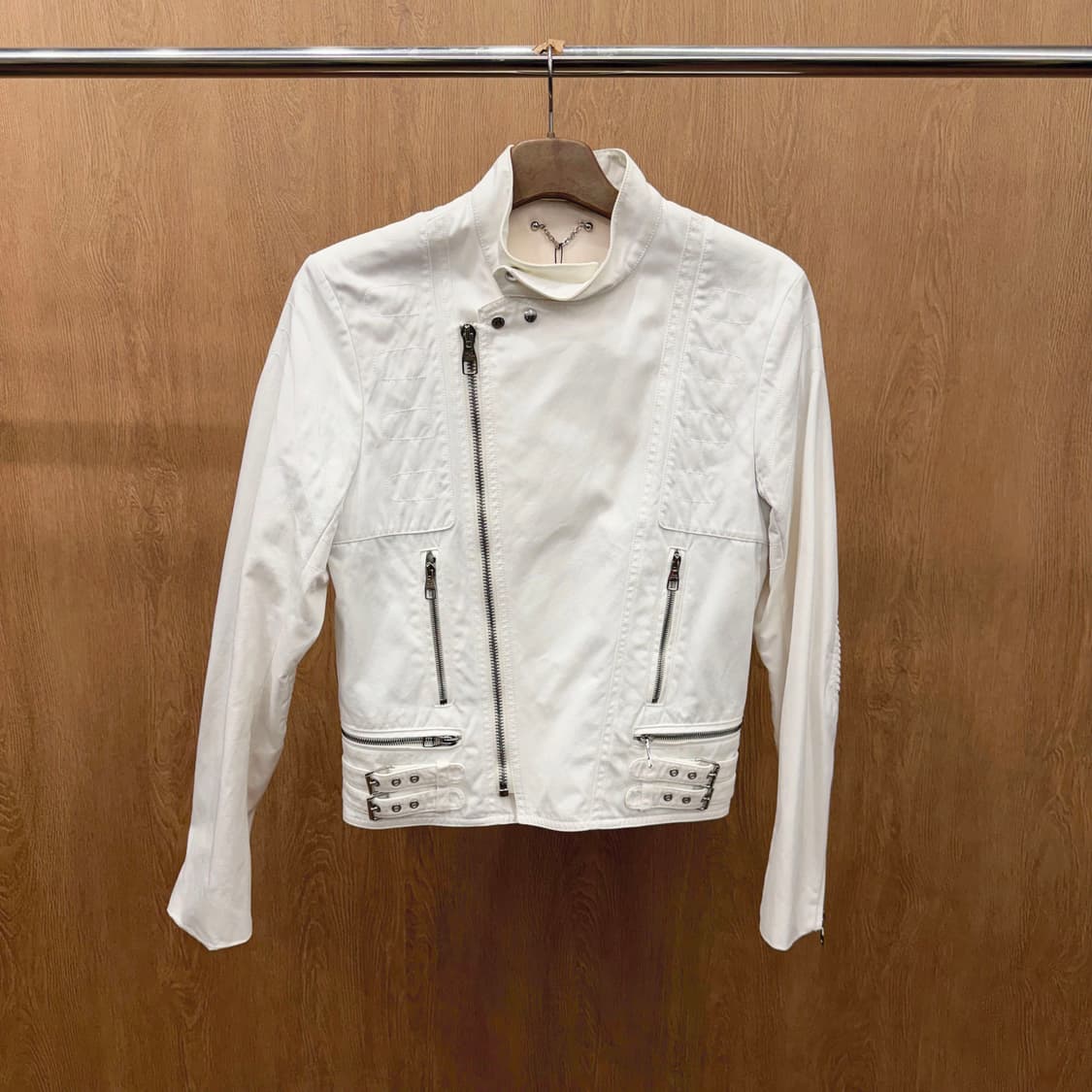 루이비통 하이넥 바이커 자켓 사선 지퍼 멀티 포켓 디테일 슬림핏 아이보리 상품이미지2