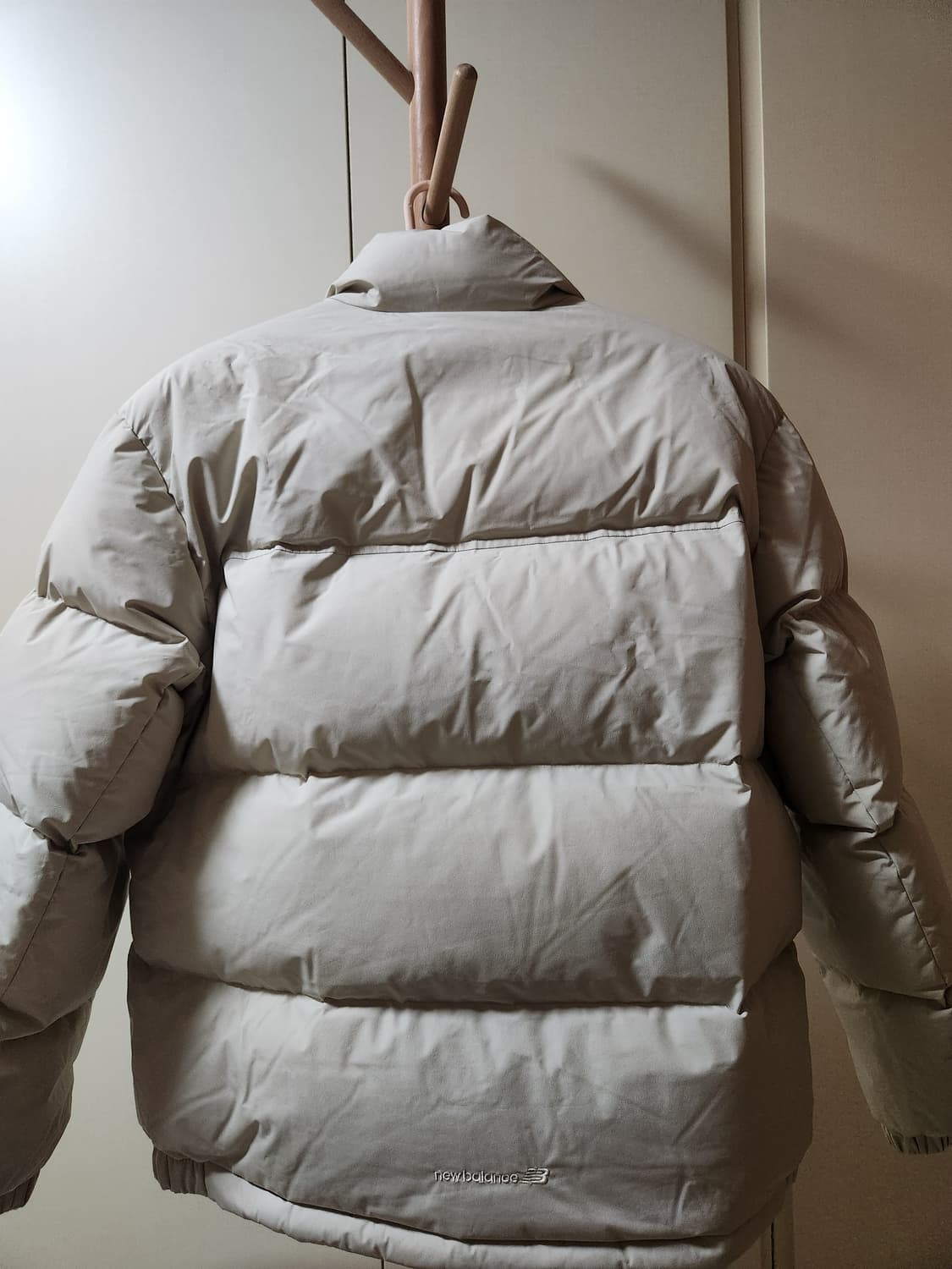 뉴발란스 유니 액티브 숏 구스다운 패딩(라이트베이지) 상품이미지2