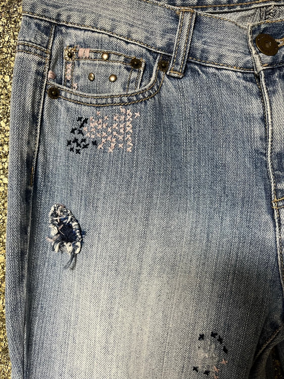 DKNY Jeans 빈티지 패치워크 디스트레스드 플레어 데님 팬츠 상품이미지4