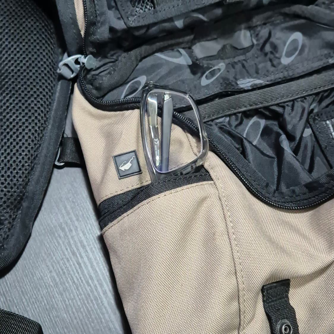 오클리 소프트웨어 00s 메탈 로고 스몰백팩 상품이미지4