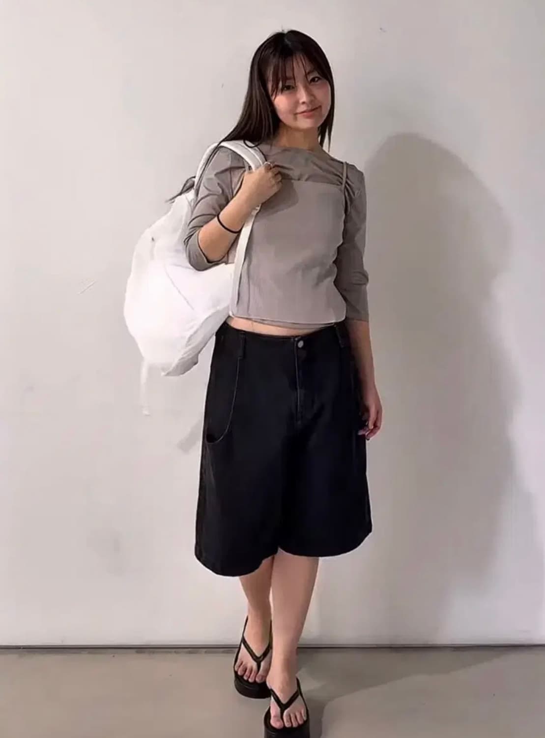 아모멘토 스쿱넥 숏 슬리브 그레이 01사이즈 상품이미지3