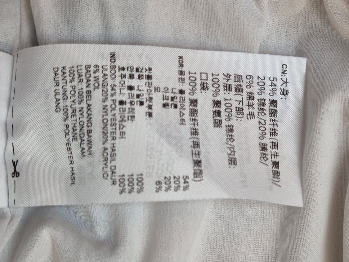 흰색 아디다스 여성 골프 방풍 자켓 L사이즈입니다. 니트 재질로 되어있고 상품이미지8