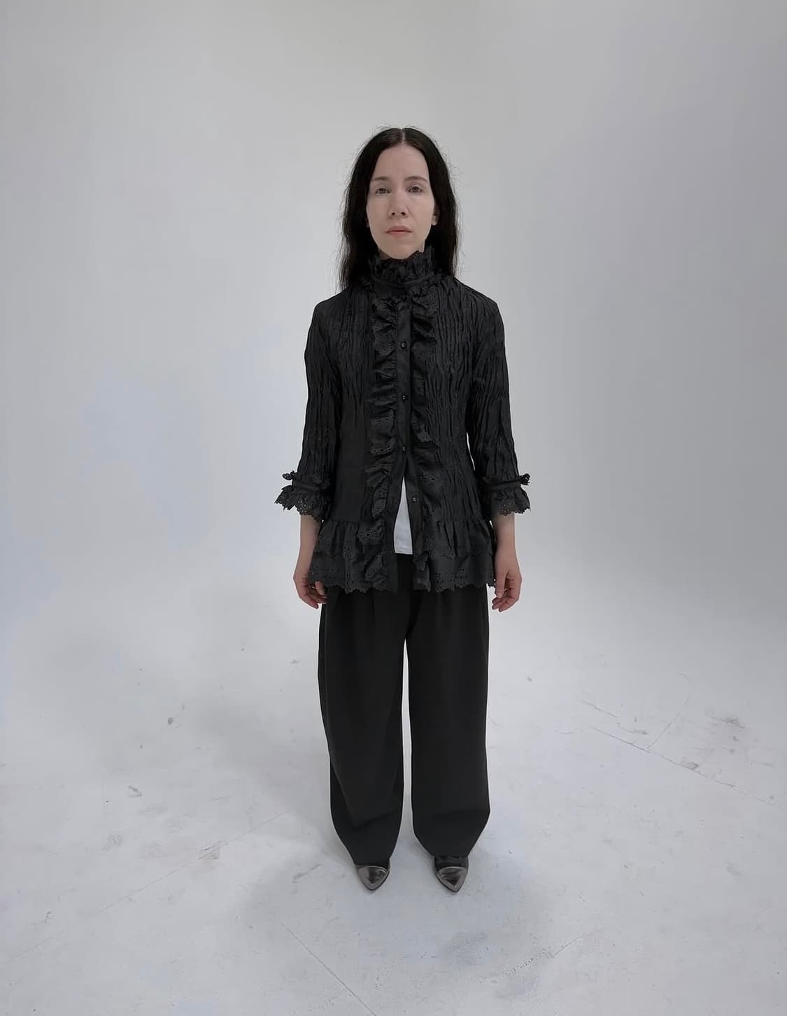 에옹쓰 토넬 펀칭 블라우스 블랙 상품이미지2