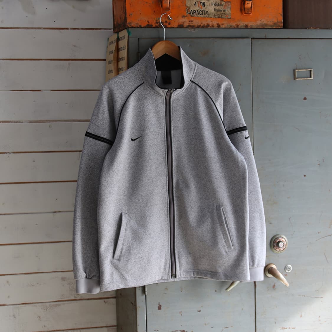 (착용컷) 나이키 올드스쿨 트랙 자켓 (남성용 100) 상품이미지1