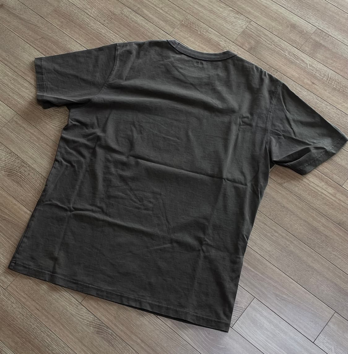 유니클로 U 티셔츠 브라운 상품이미지3