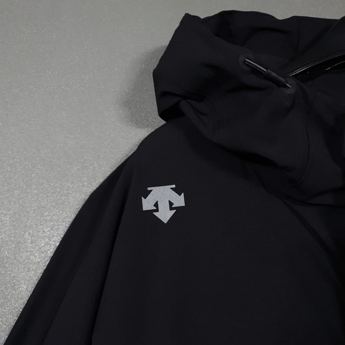 여성 90) 데상트 신형 18ss 스피드런 소닉벤트 후드 자켓 블랙 S 상품이미지3