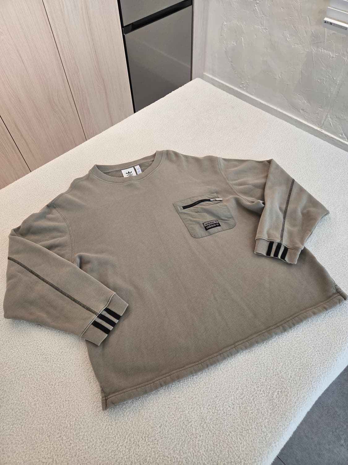 아디다스 크롭한 밀리터리 포켓 맨투맨 티셔츠 M 상품이미지3