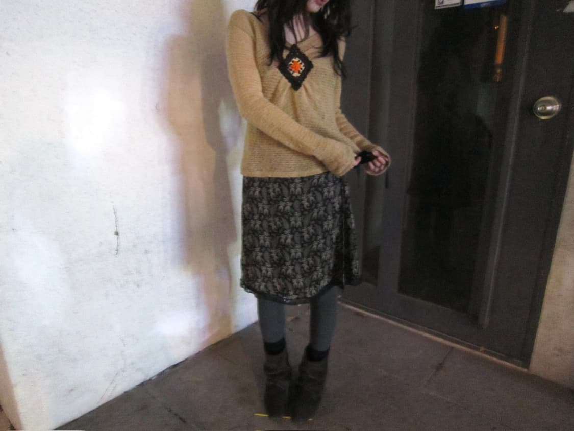 막스앤코 랩 미디 스커트 리프 패턴 리본 타이 스트랩 디테일 카키 상품이미지3