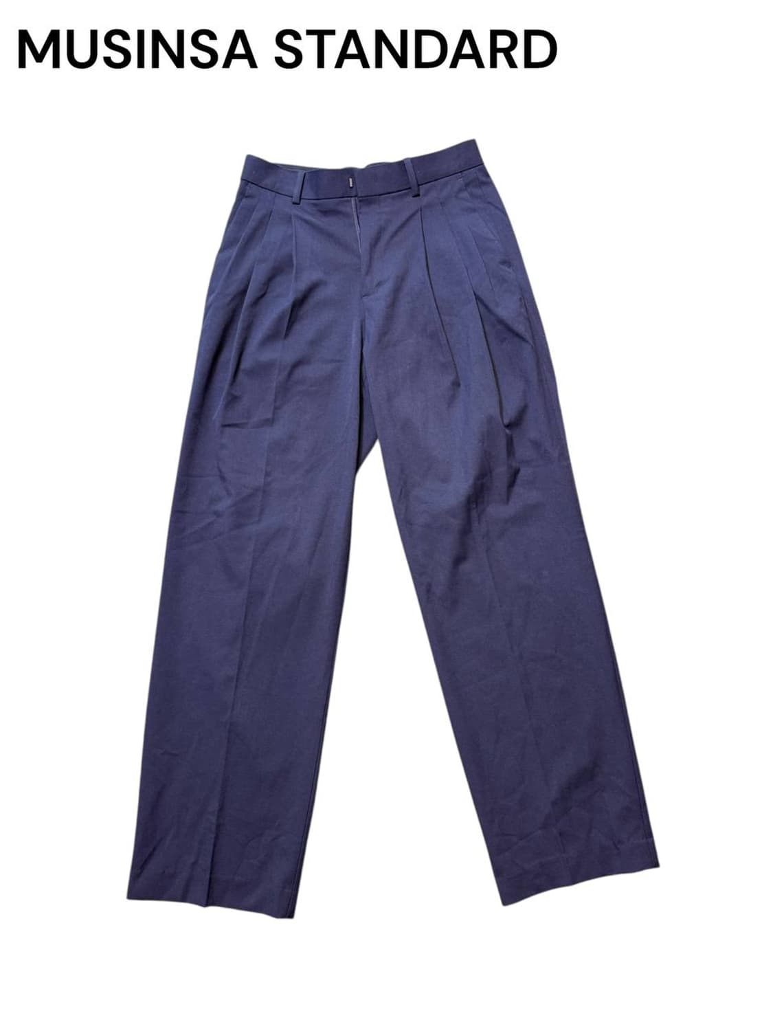 무신사 스탠다드 브랜드의 네이비 컬러 턱 슬랙스 상품이미지1