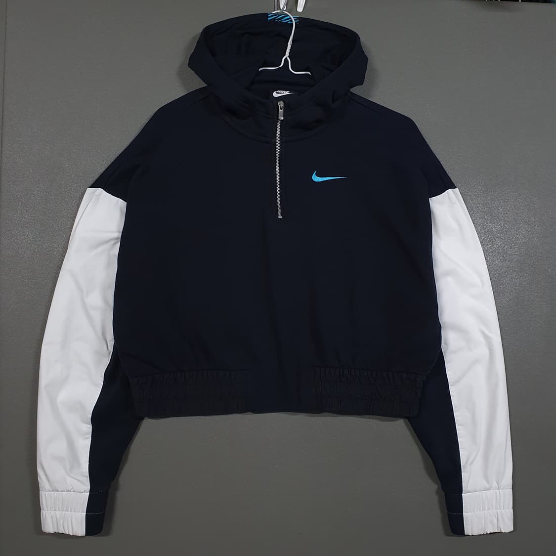 나이키 신형 NSW 아이콘 클래쉬 크롭 맨투맨 스웻셔츠 검흰 범고래 여성 상품이미지2