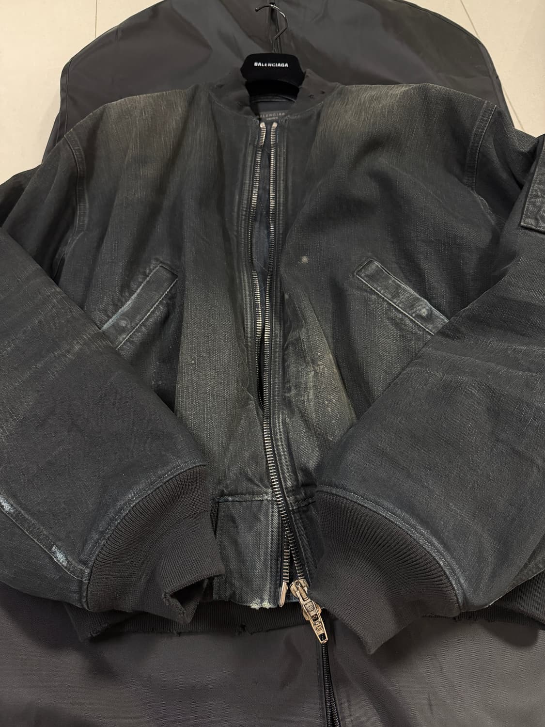 [XS]발렌시아가 데님 봄버 25ss 국내 매장판 상품이미지3