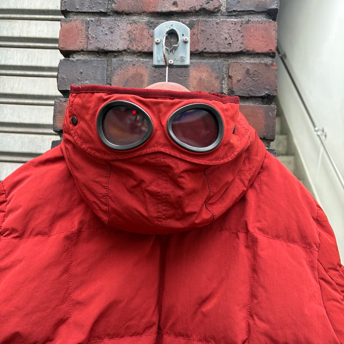 씨피컴퍼니 덕다운 레드 고글 후디드 푸퍼 자켓(탈부착) 상품이미지7
