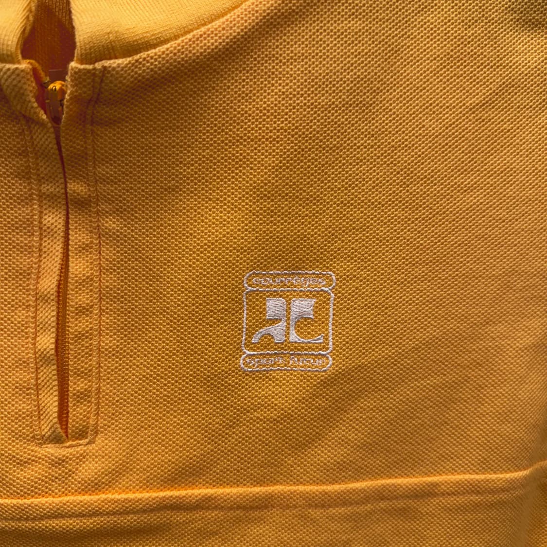 꾸레쥬 크롭 반팔 티셔츠 로고 자수 하프넥 절개 라인 디테일 오렌지 상품이미지6