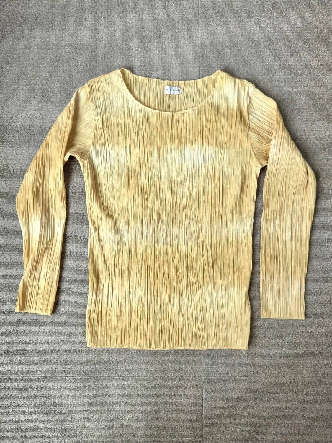 내추럴한 무드, 버석한 질감의 옐로우 플리츠 긴팔 티셔츠 상품이미지1