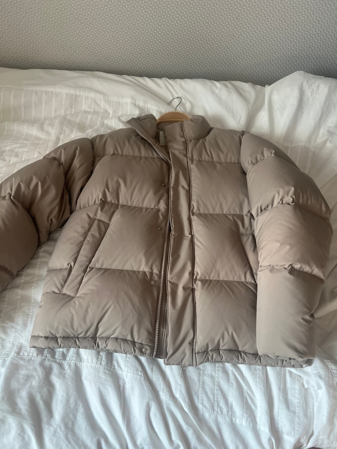 인사일런스 에센셜 다운 자켓 Beige 상품이미지1