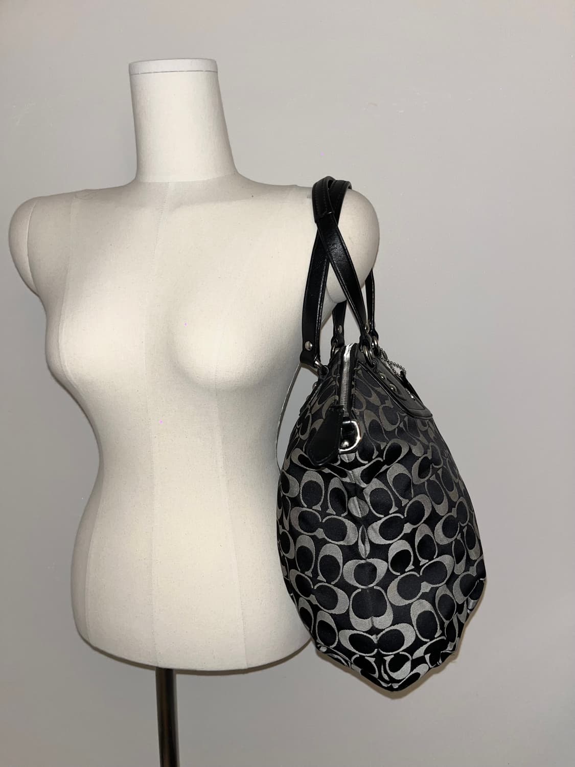 📦Coach black and white shoulder bag 상품이미지4