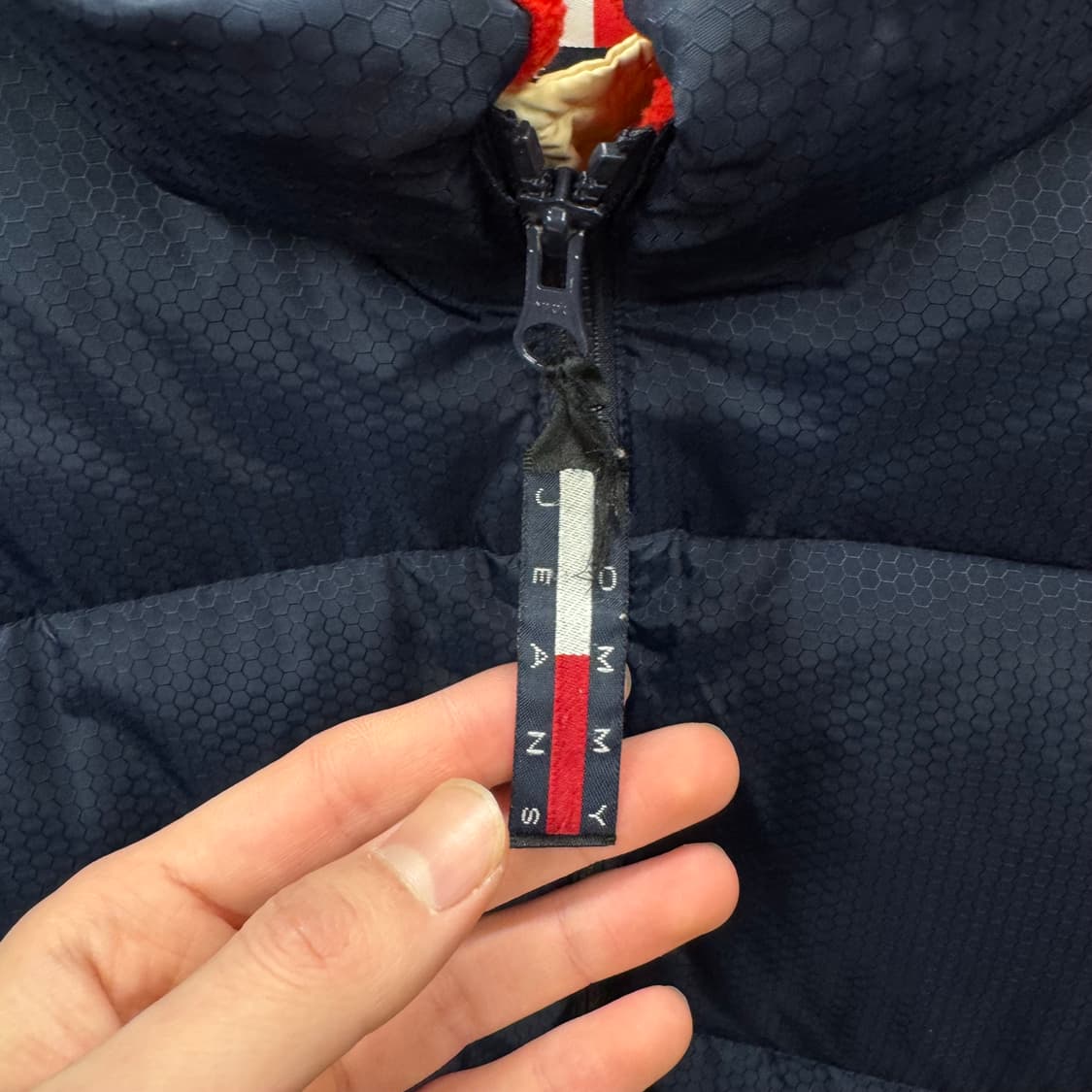 타미 진스 구스다운 패딩 점퍼 후면 로고 포인트 네이비 레드 상품이미지6