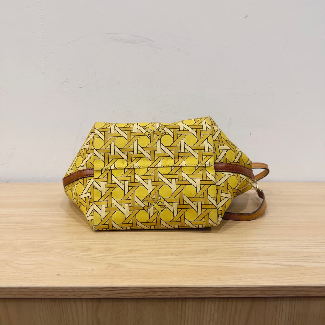 토리버치 토트백 지오메트릭 프린팅 더블 핸들 디테일 옐로우 상품이미지4