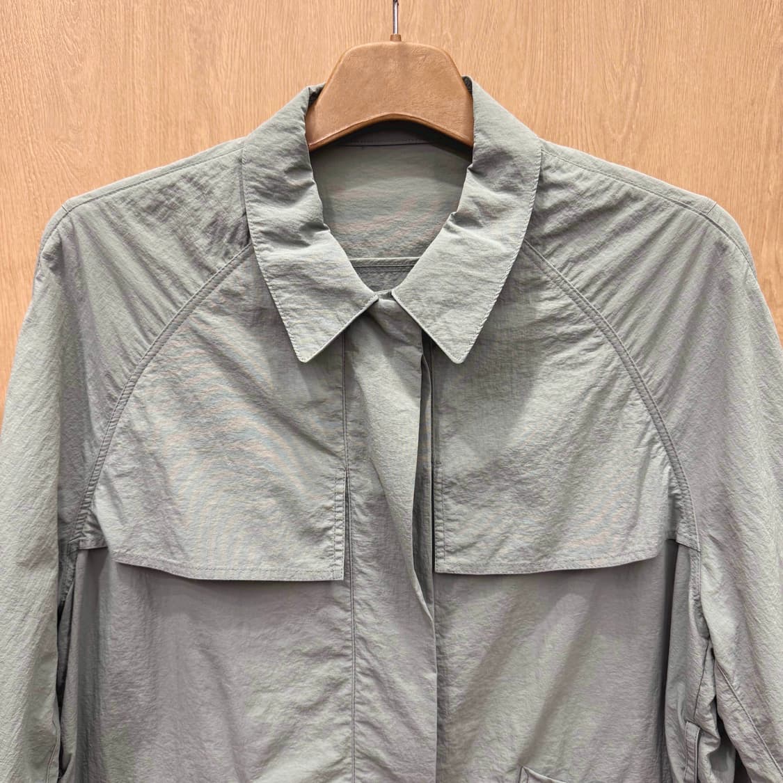 베라왕 나일론 트렌치 숏 자켓 케이프 디테일 히든버튼 포켓 카키그린 상품이미지4