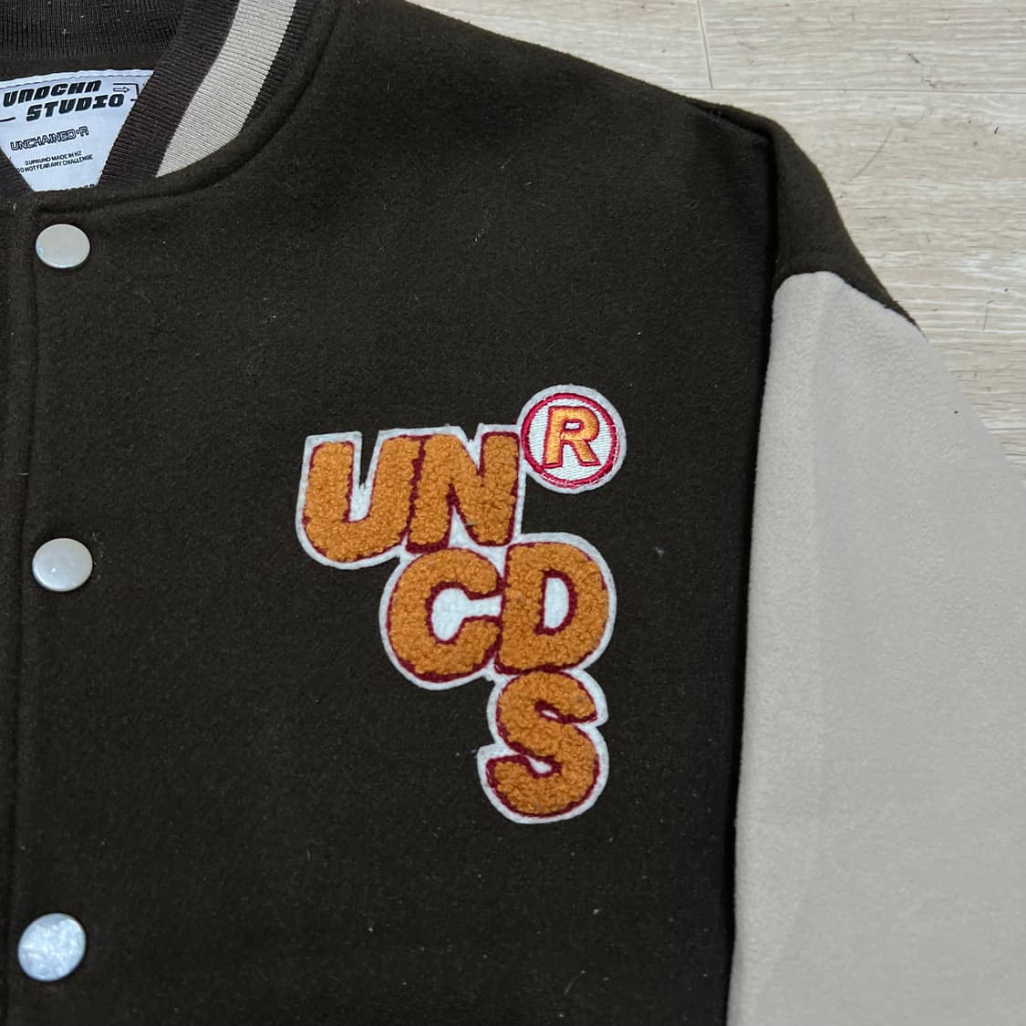 언체인드 스튜디오 자수 로고 스타디움 바시티 자켓 [브라운] L/100 상품이미지4