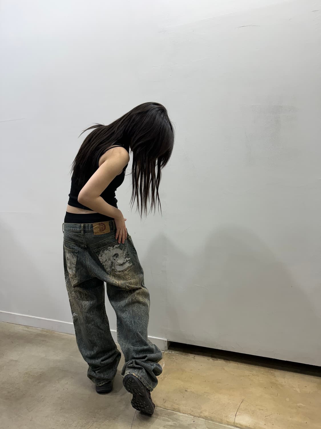 카라쿠리 타마시 패턴 디테일 자수 데님팬츠 상품이미지1