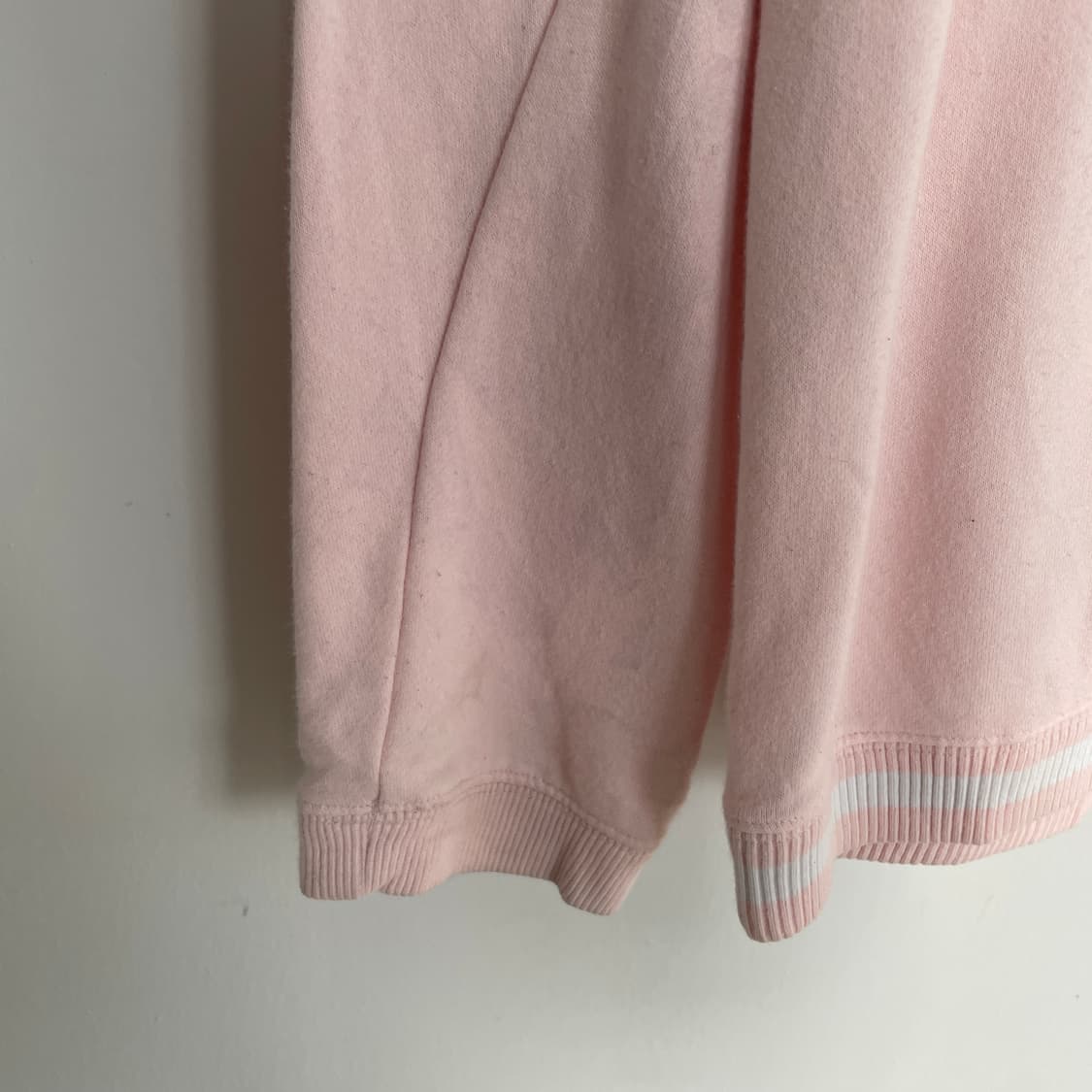 꾸레쥬 핑크 로고 맨투맨 상품이미지4