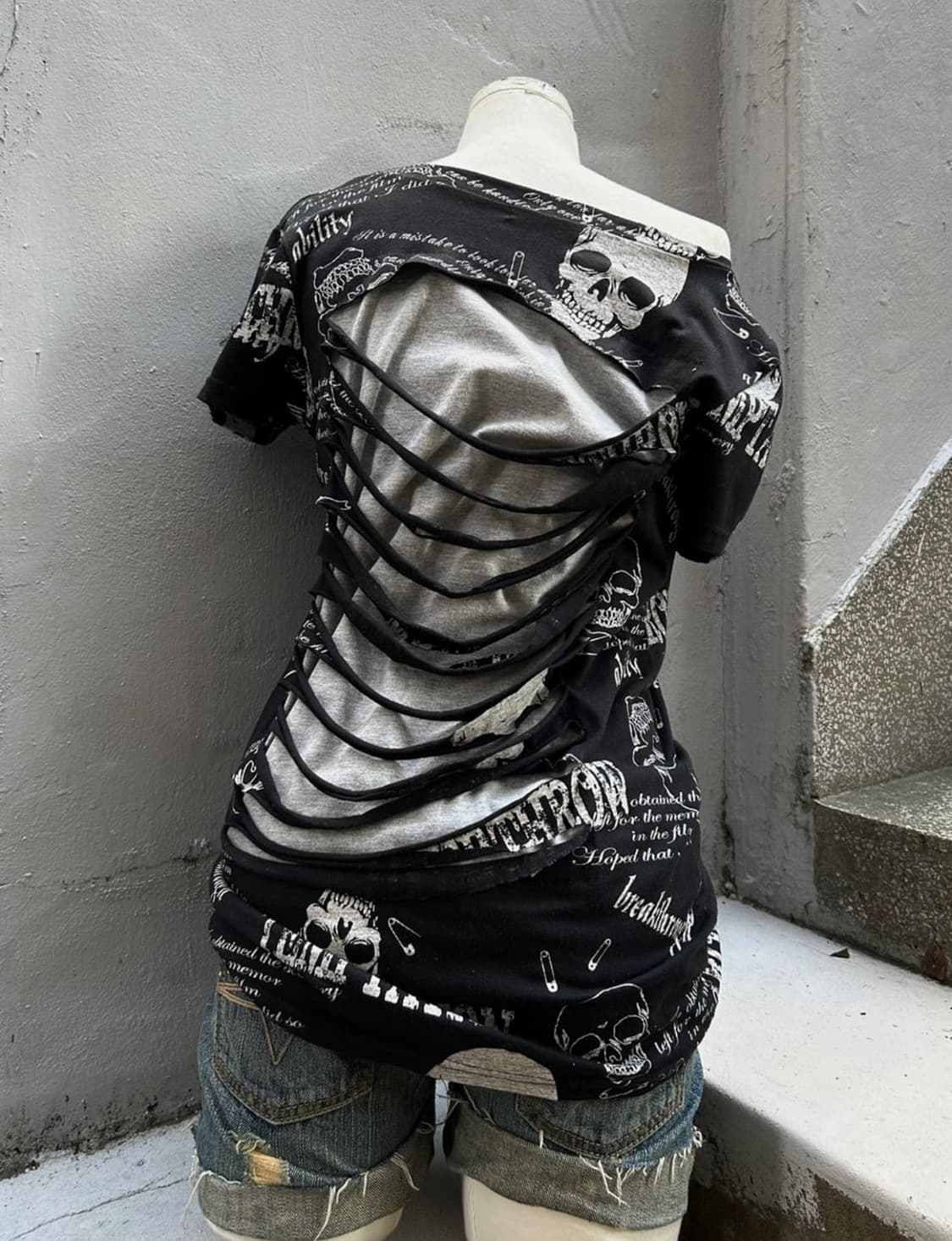 *rare design* 2000s 펑크 거미줄 데미지 스컬 딱붙 티셔츠 상품이미지4