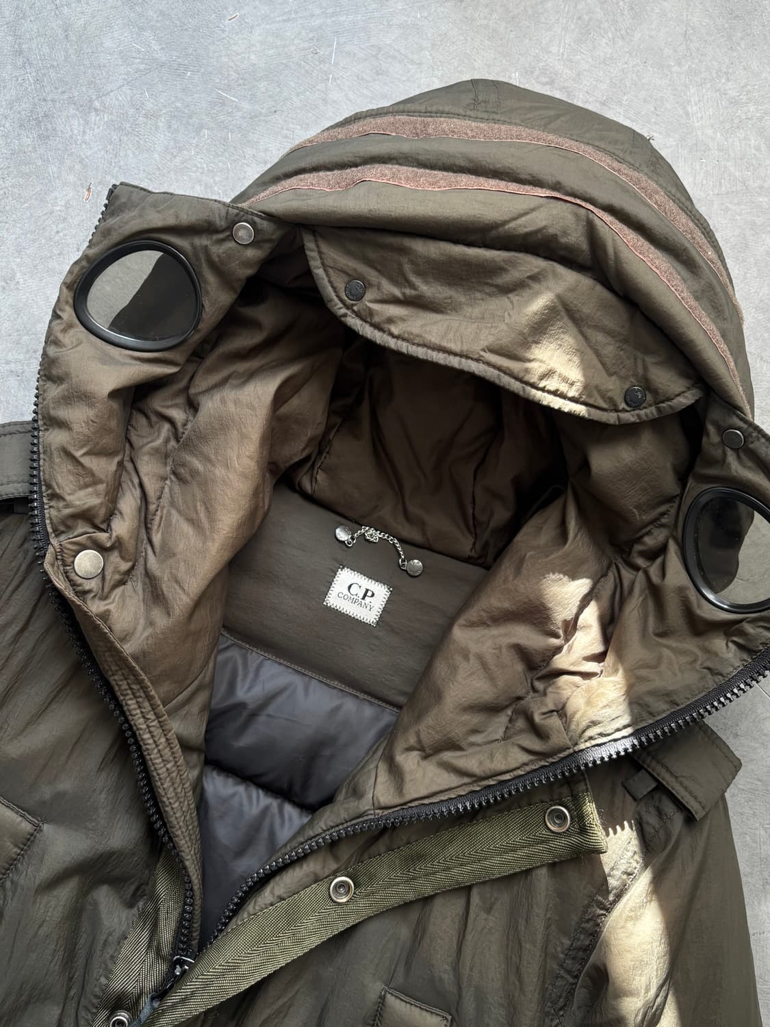 C.P. Company CP 컴퍼니 카키브라운 고글 다운 패딩 상품이미지4