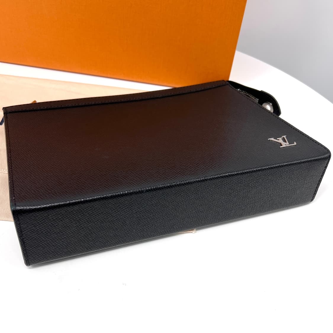 루이비통 LV 타이가 포쉐트 보야주 클러치백 블랙 (M30450) 상품이미지8