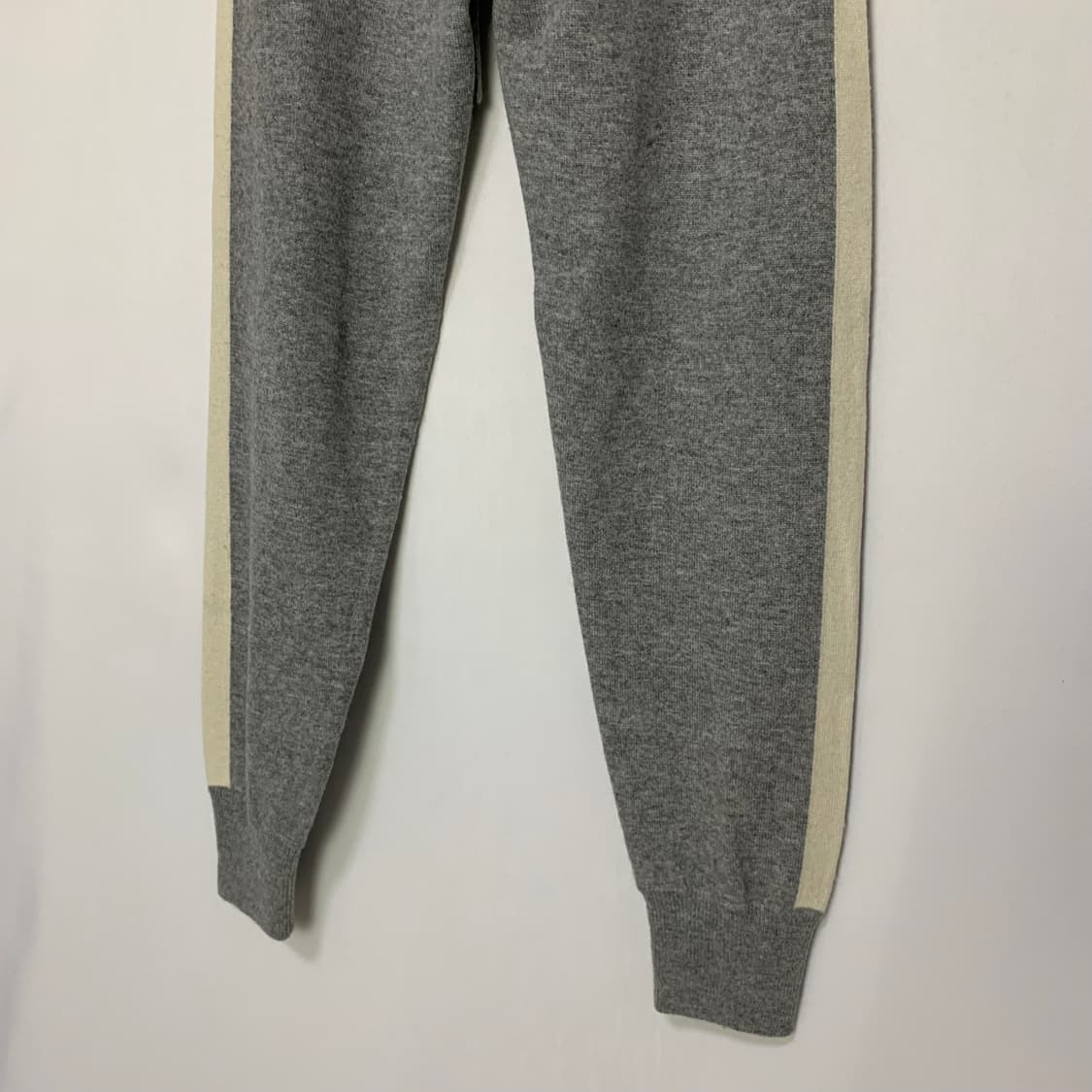 띠어리 캐시미어 100 니트 일자 슬림 트레이닝 조거 팬츠 그레이 상품이미지9
