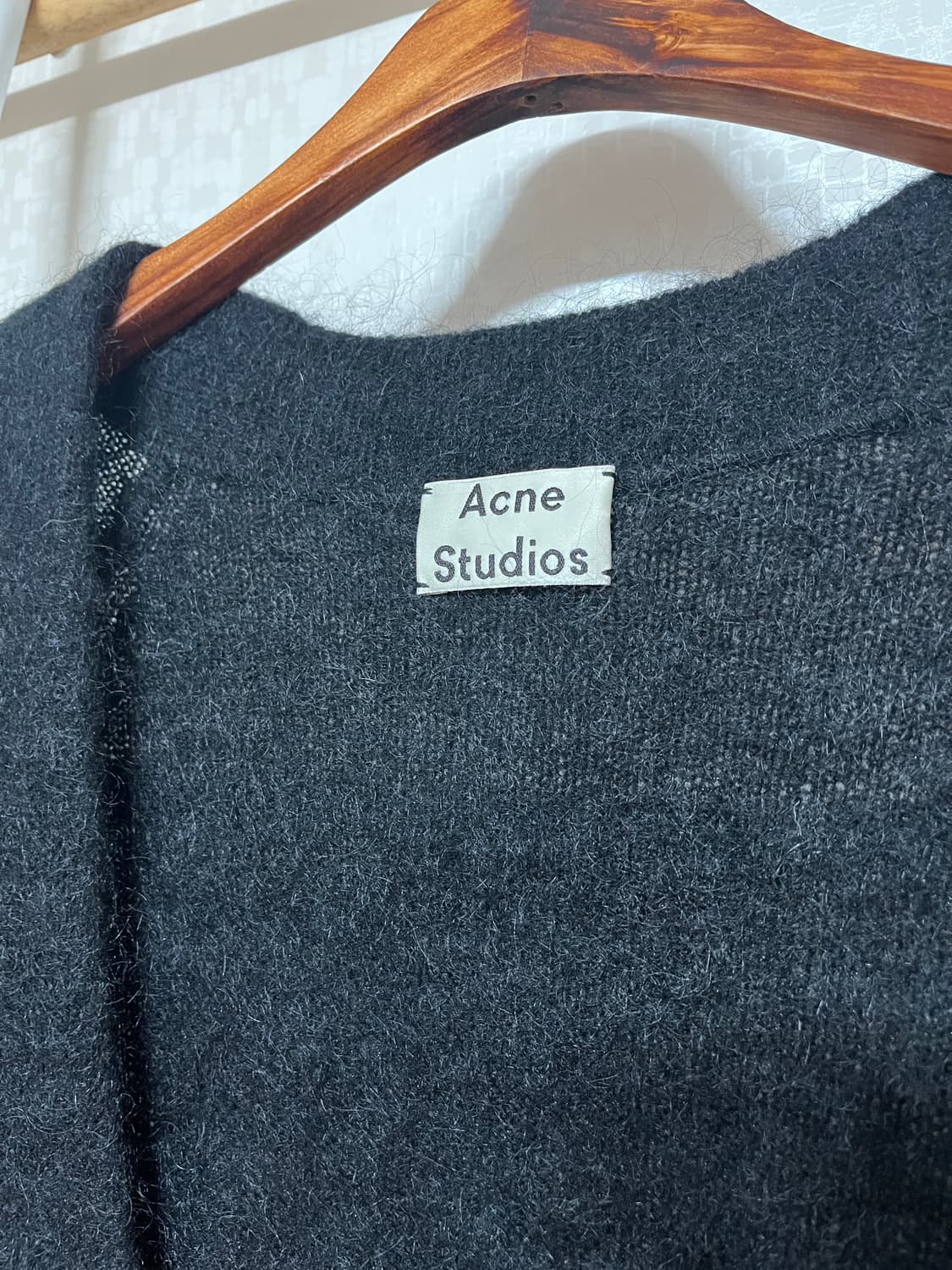 아크네 모헤어 가디건 검정 상품이미지4