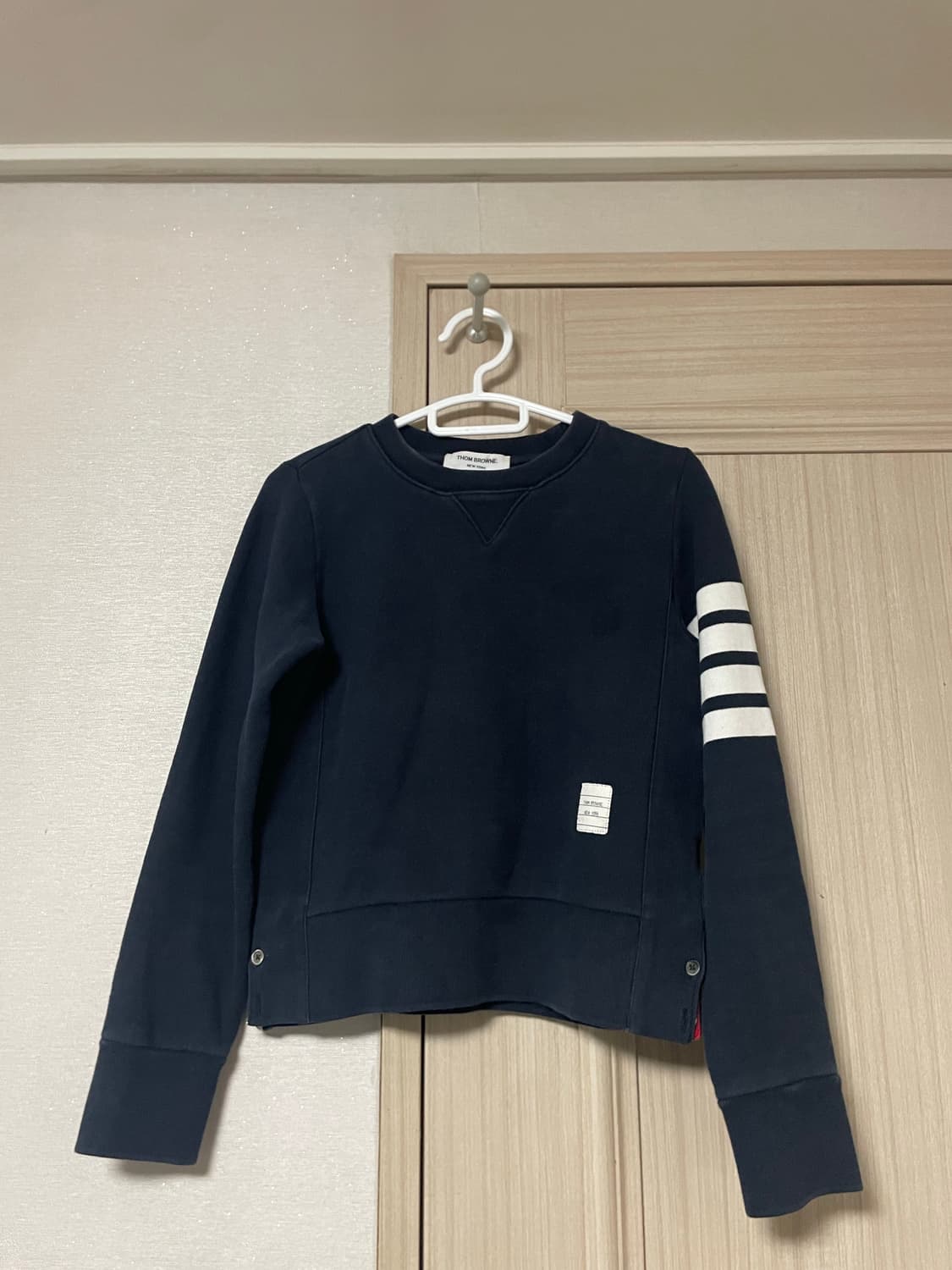 [정품] 톰브라운 사선완장 맨투맨 상품이미지1