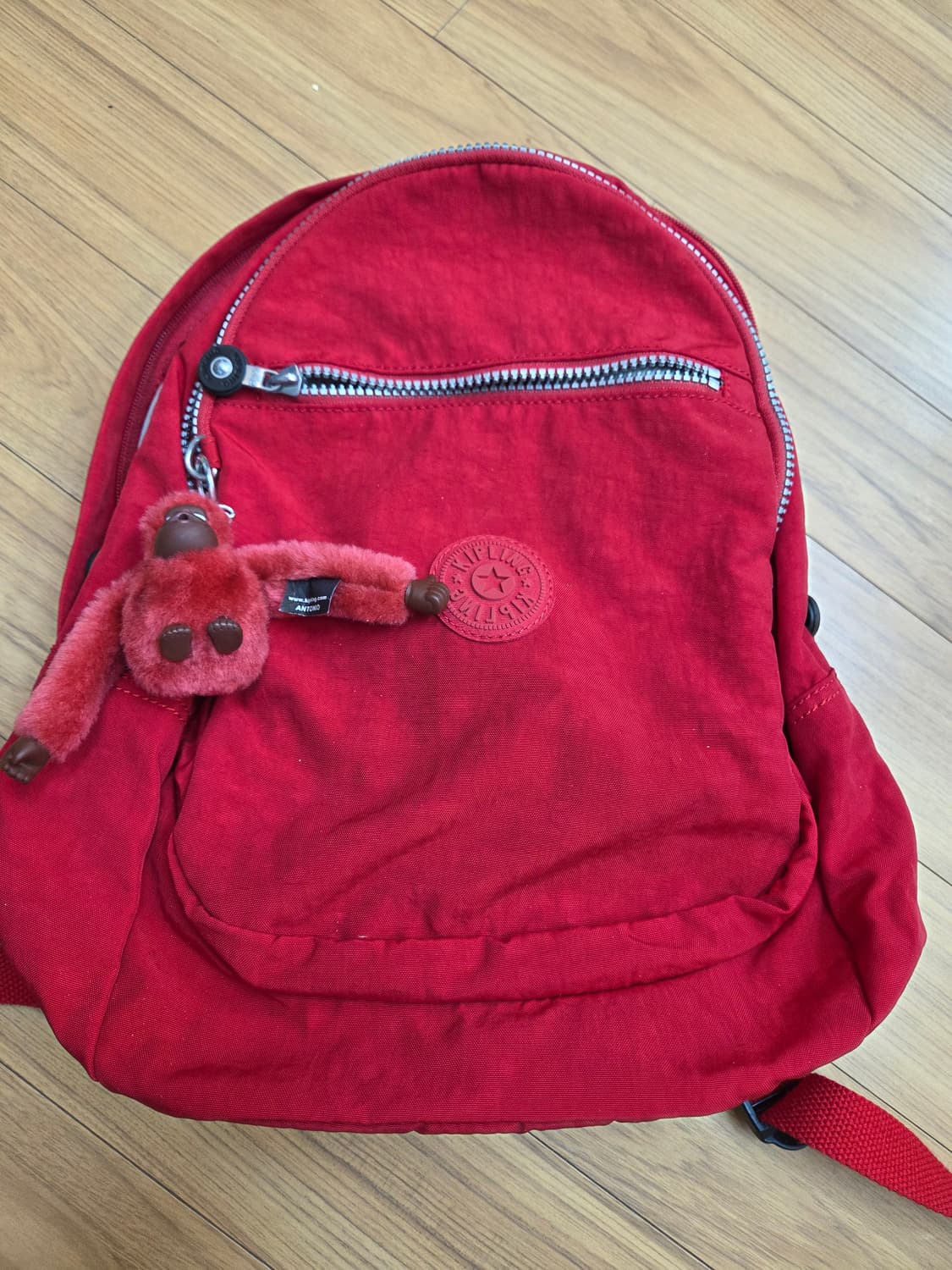 키플링 빨간색 백팩 판매합니다. 사진처럼 키플링의 상징인 원숭이 키링 달 상품이미지1