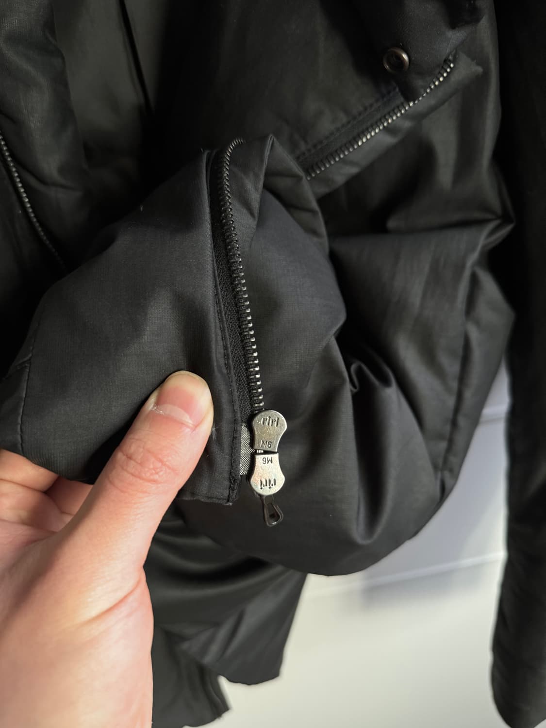 카즈유키 쿠마가이 사선 하이넥 다운 자켓 상품이미지4