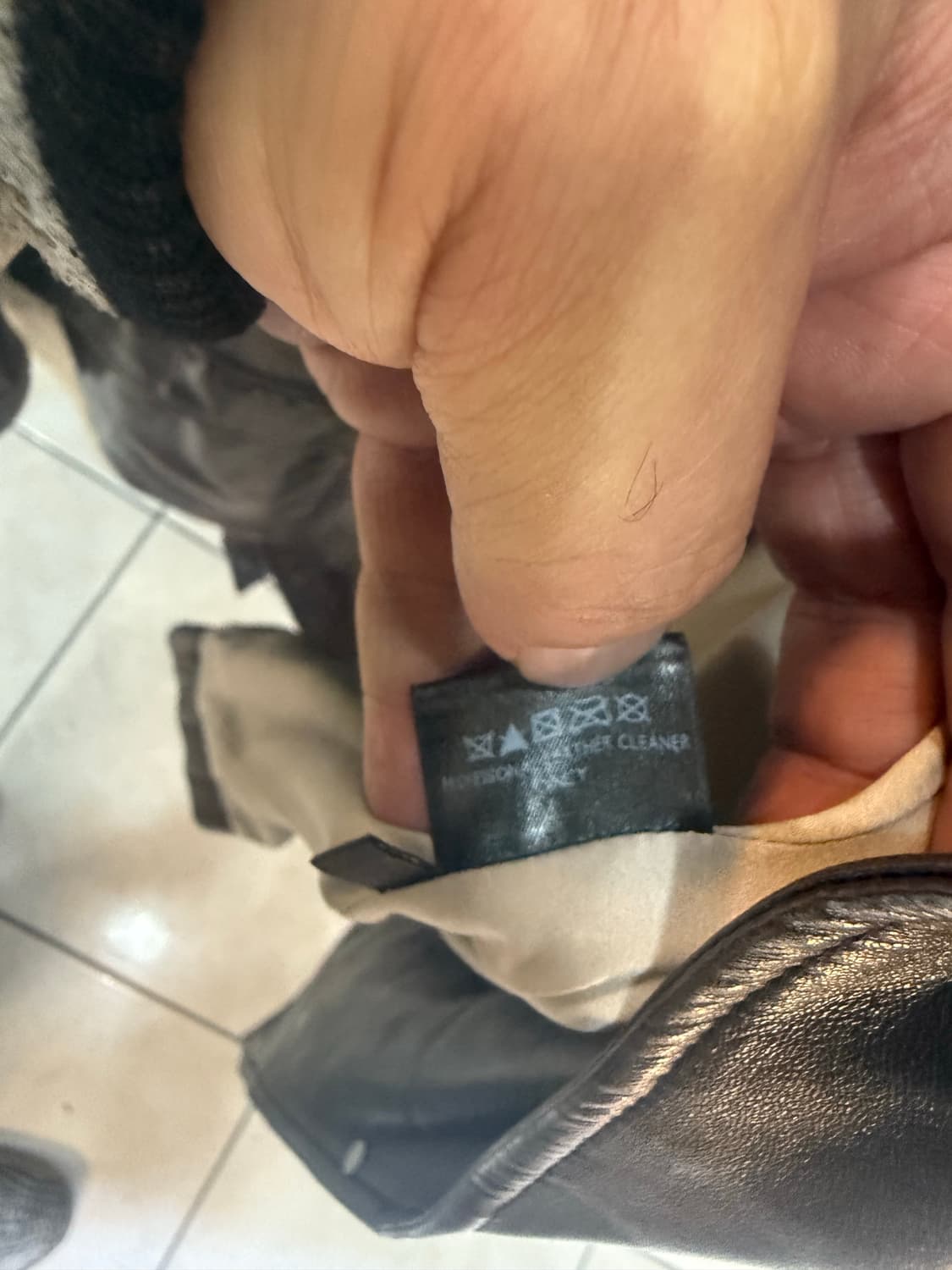 42/66 정품 로로피아나 가죽자켓 팝니다 상품이미지4