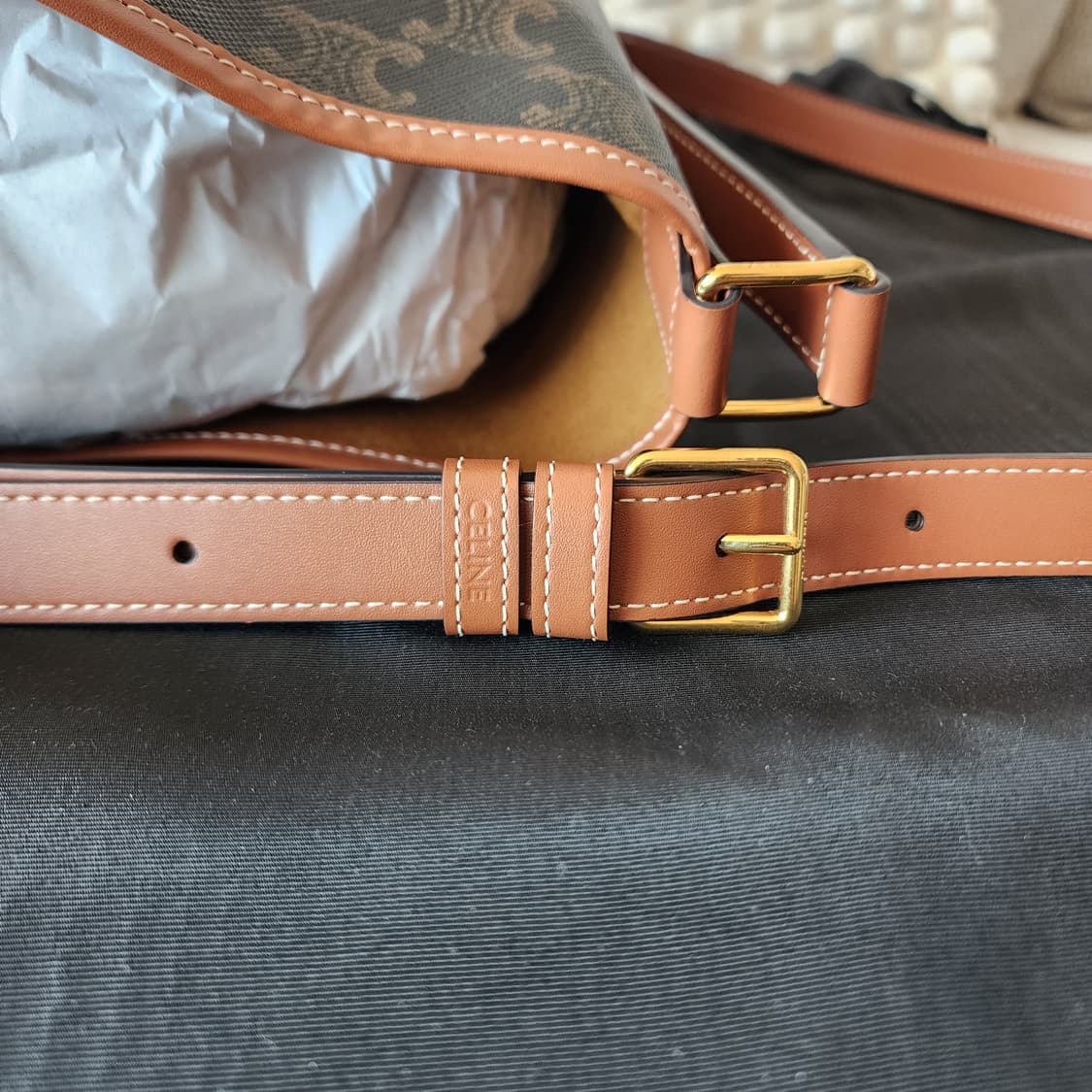 새상품급 셀린느 버킷백 스몰 트리옹프 캔버스 탄 상품이미지8