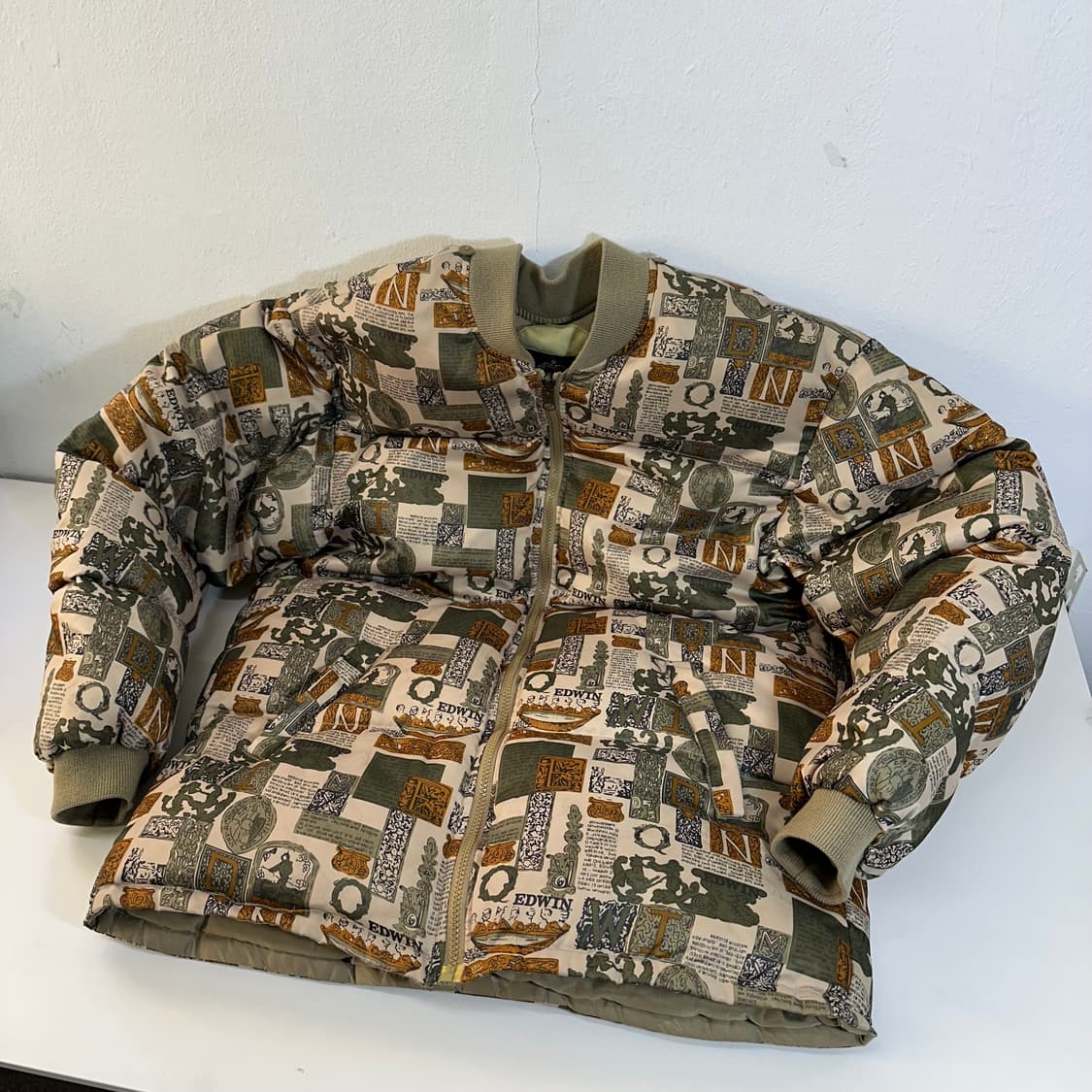 100-105 에드윈 그래픽패턴 논카라 구스다운 패딩 상품이미지1