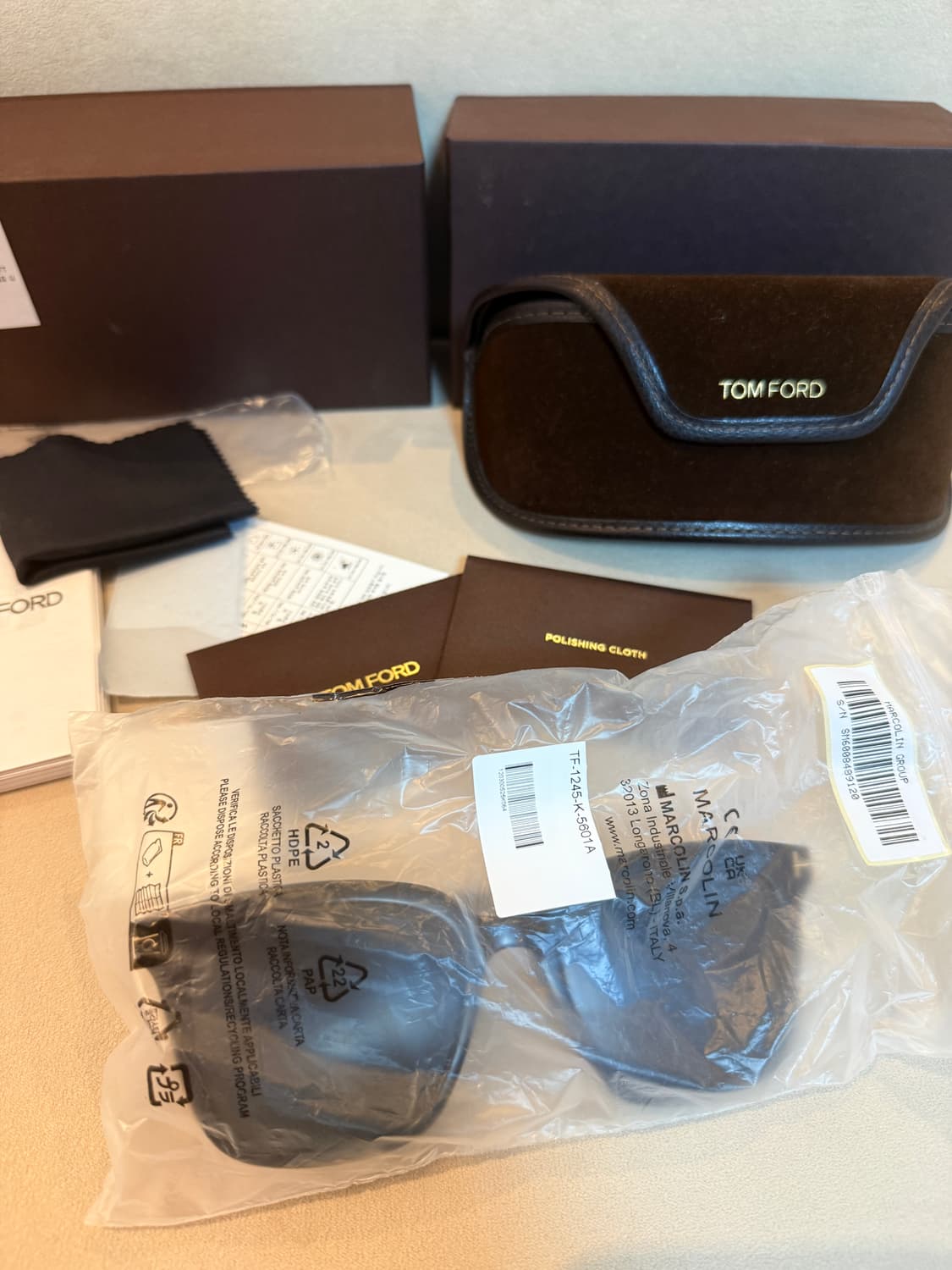 톰포드 tf1245K-01A 블랙 선글라스 풀세트입니다. 상품이미지6