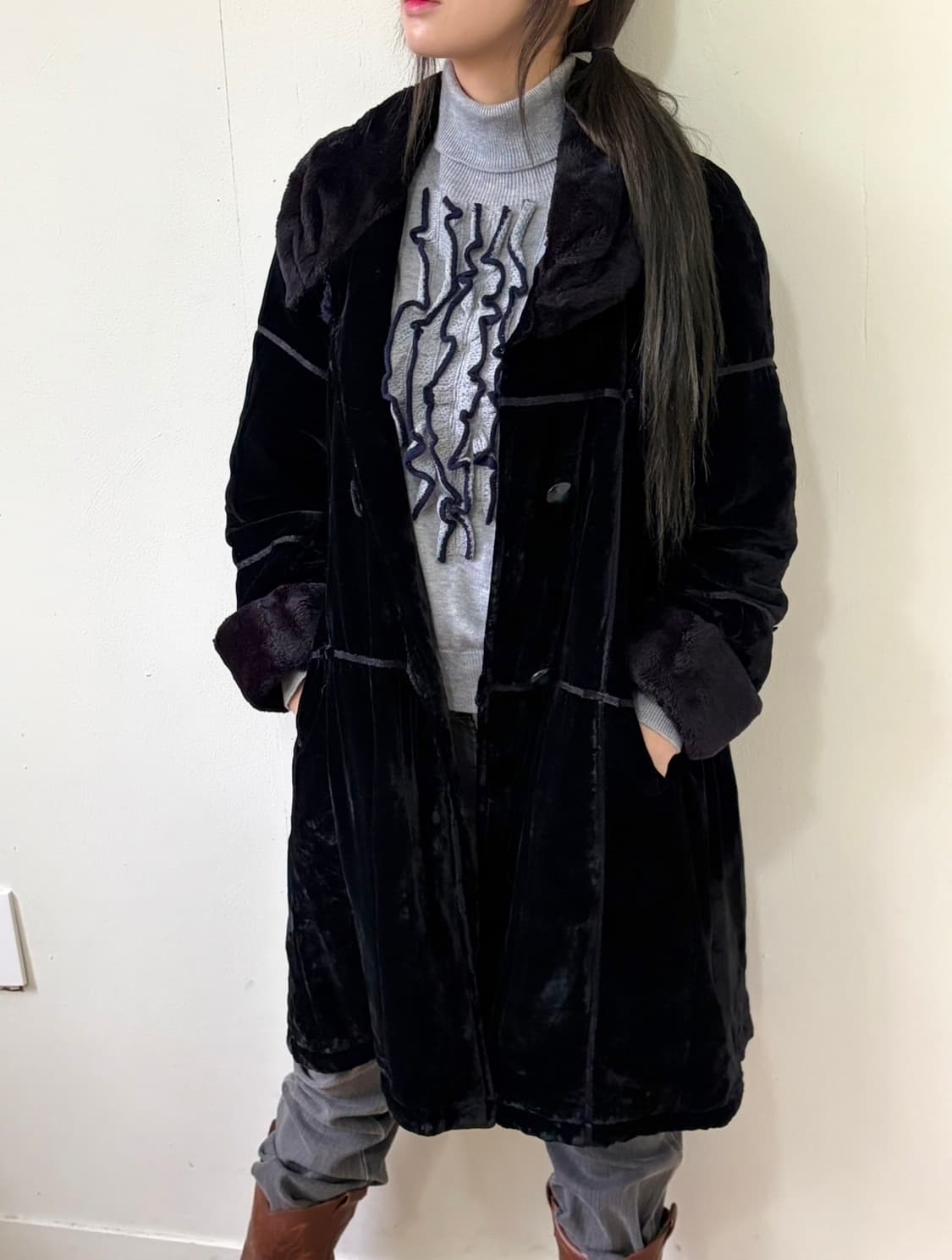 Jilliow voice 블랙 벨벳 무스탕 코트 상품이미지6