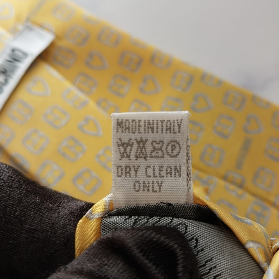 모스키노 실크 옐로우 아이코닉 패턴 넥타이 9.5cm A등급 K1537
 상품이미지10
